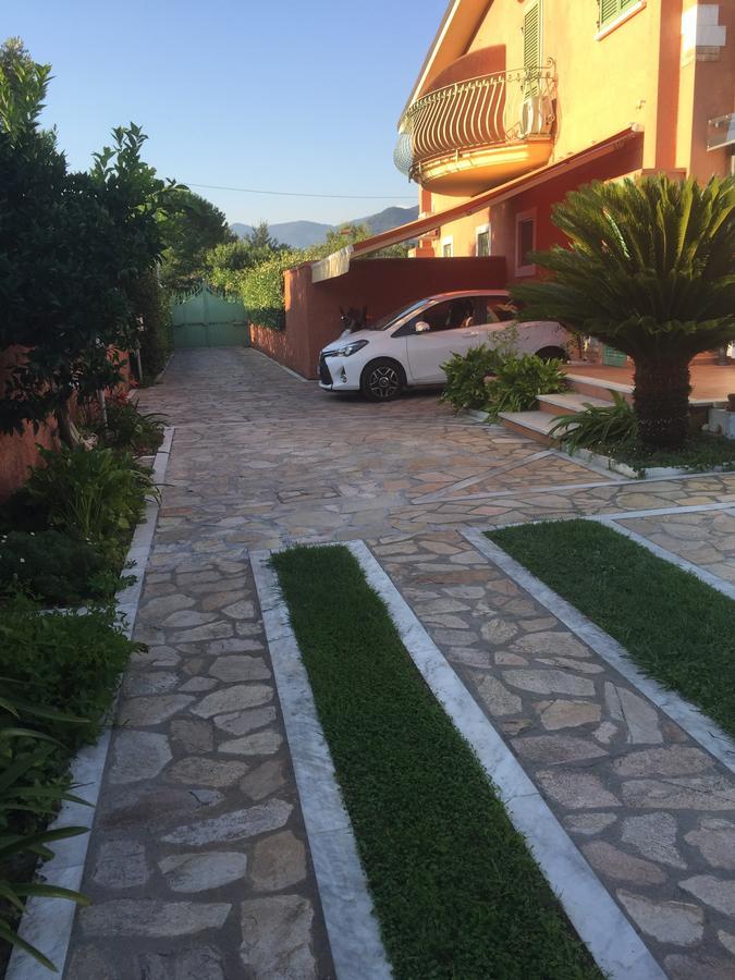Giusy Bed And Breakfast มารีนาดีคาร์รารา ภายนอก รูปภาพ